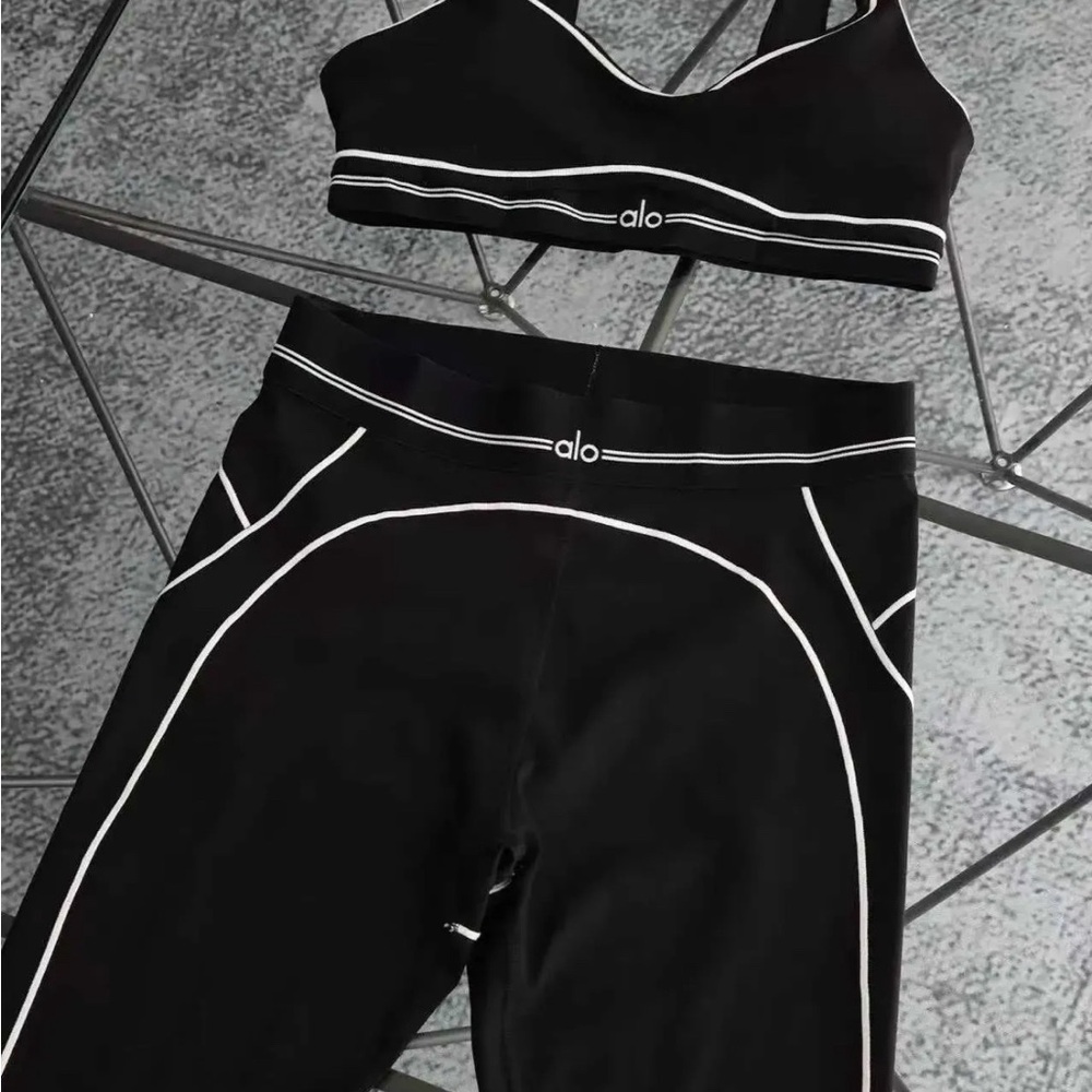 ALO Yoga Black and White Set